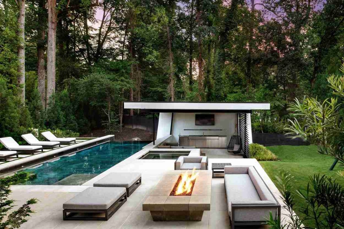 Luxury outdoor living space by Atlanta custom home builders (Metha project).